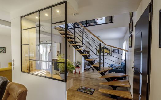 Une cloison sur mesure avec verrière pour un intérieur unique